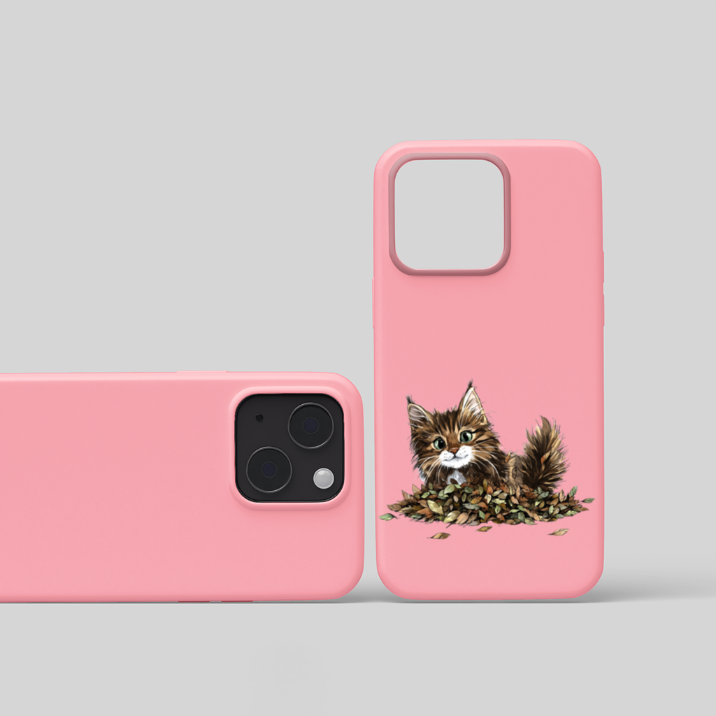 Yapraklar Arasında Sevimli Yavru Kedi iPhone 15 Plus Kılıfı
