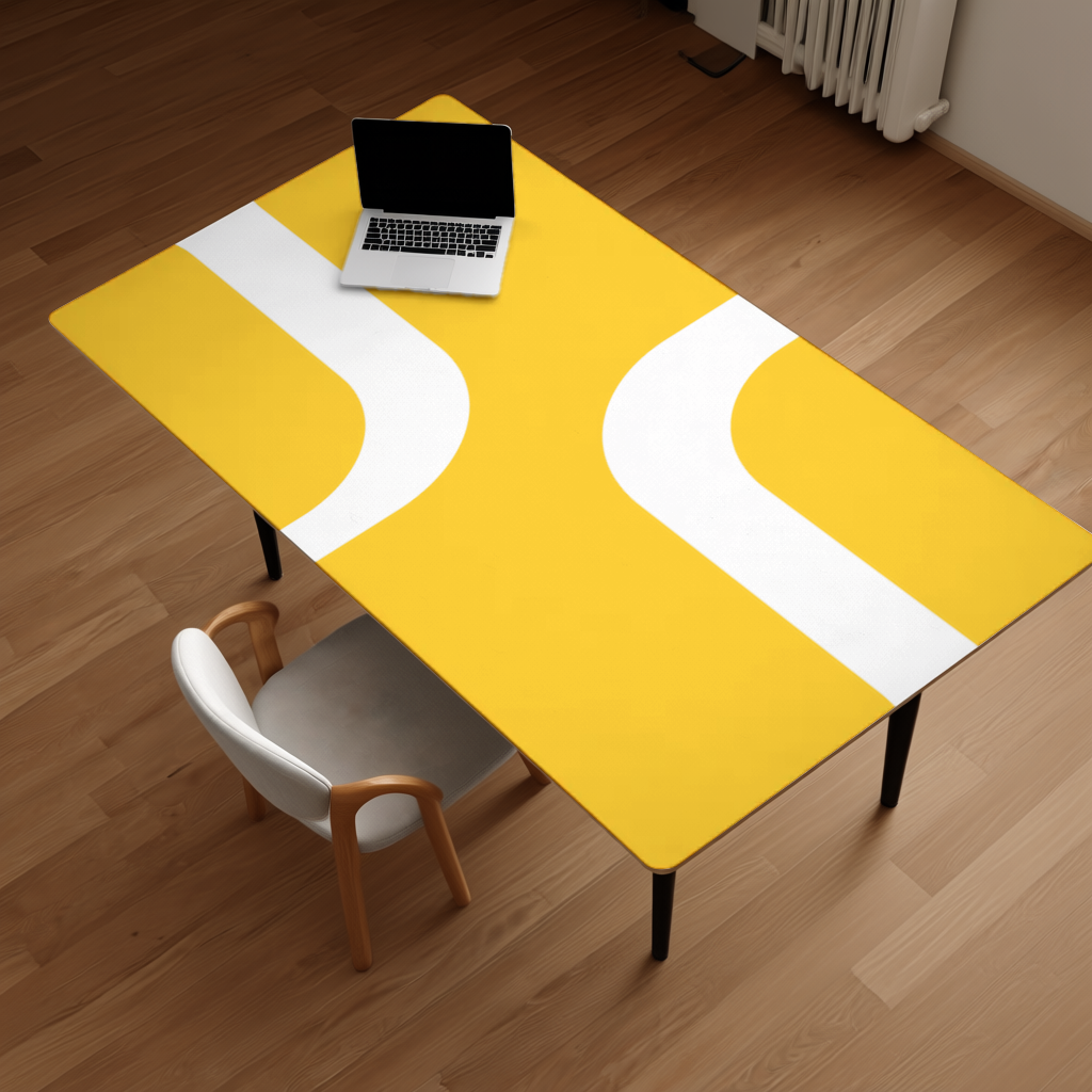 Sarı Geometrik Labirent ve Modern Soyut Desen Masa Matı