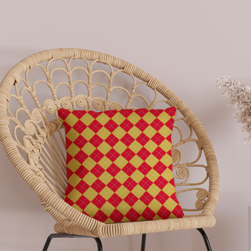 Kırmızı ve Sarı Baklava Desenli Geometrik Arka Plan Dekoratif Kırlent Kılıfı